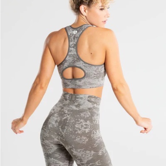 Women’s Best Camp Seamless Leggings and Sports Bra SET - Picture 3 of 3